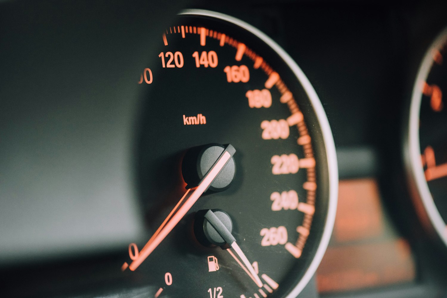 Snelheidsmeter op het dashboard van een wagen