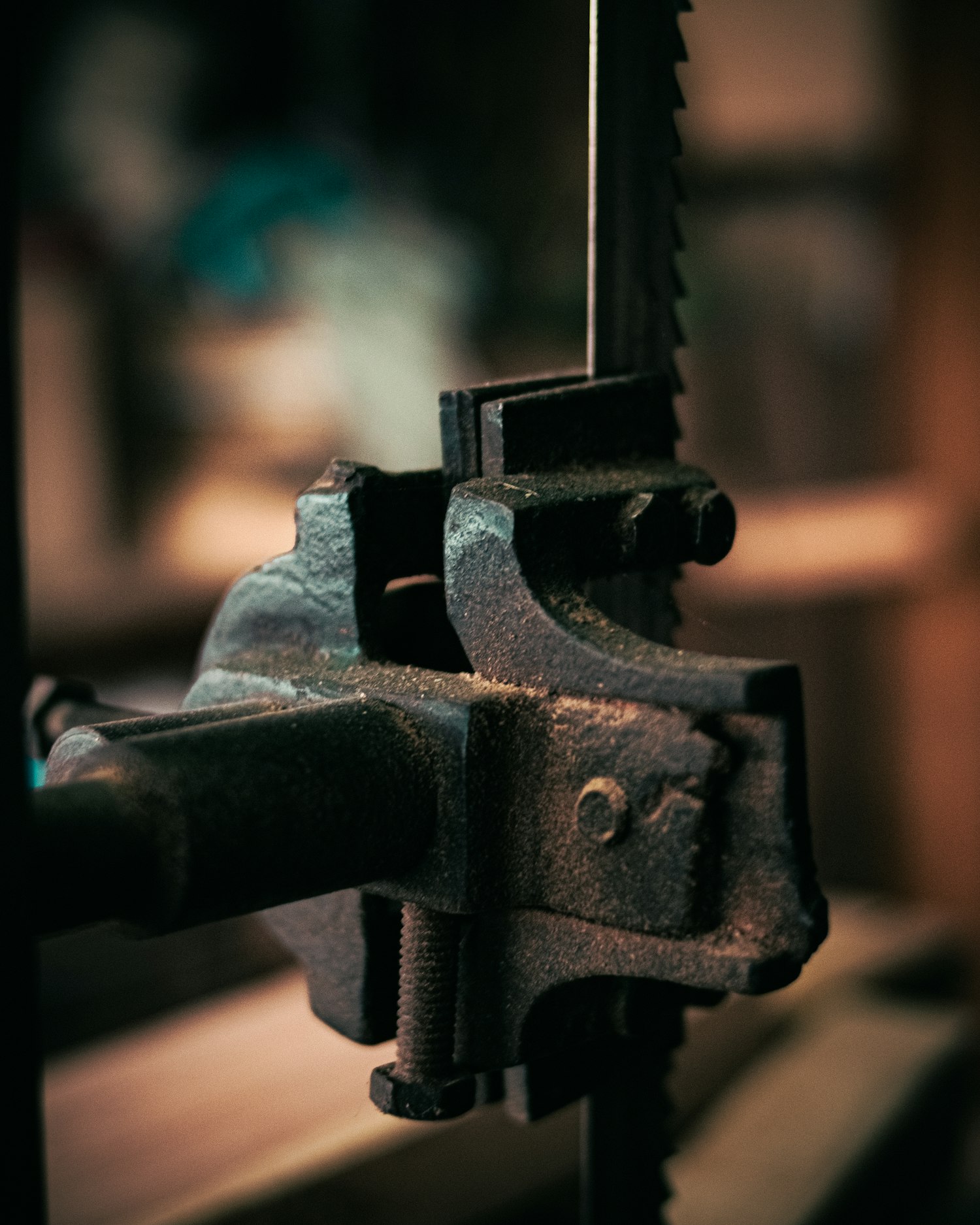 Bankschroef met een zaagblad, close-up in het atelier